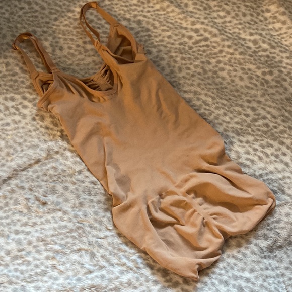 Skims Sculpting Bodysuit - Picture 3 of 5